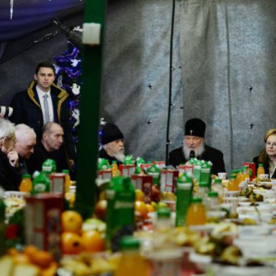 Патриарх Кирилл на Рождество пообедал с бездомными Москвы