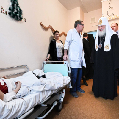 Патриарх Кирилл вручил рождественские подарки юным пациентам больницы святого Владимира