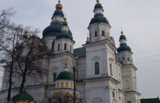 Священнослужителям и прихожанам закрыли доступ в Черниговский Свято-Троицкий комплекс