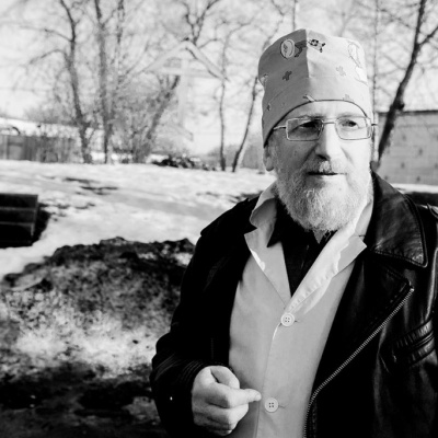 «Ты бездомных любишь больше, чем людей». Почти 30 лет врач-священник лечит, спасает, крестит и жалеет бездомных Петербурга
