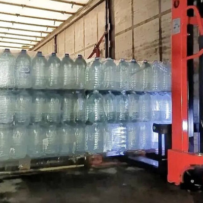 Патриаршая гуманитарная миссия передала более 18 тонн бутилированной питьевой воды нуждающимся в Донецке