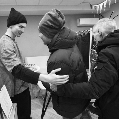 Обучают особых людей, раздают хлеб на войне, хоронят погибших альпинистов и воспитывают диких кабанов. Истории о человечности, любви и милосердии