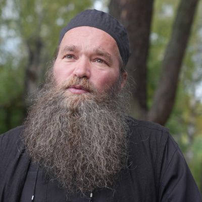 Эквилибр на руках: история бывшего циркача, который стал монахом и помогает инвалидам