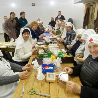 В Троицком храме состоялся мастер-класс по изготовлению елочных игрушек