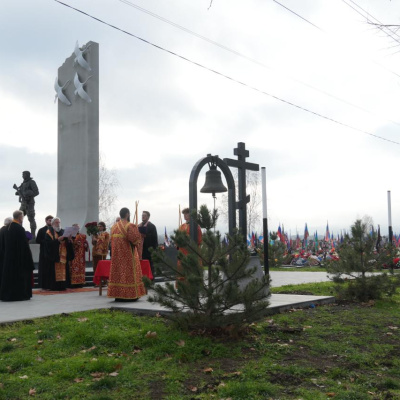 В Анапе архипастырь возглавил чин освящения Креста и кампана, заупокойную литию на мемориале в честь героев-земляков, погибших в ходе проведения СВО