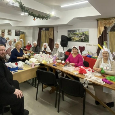 В Троицком храме состоялся мастер-класс по изготовлению рождественских игрушек