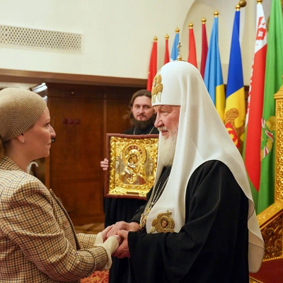 Патриарх Кирилл передал министру культуры Ольге Любимовой Феодоровскую икону Божией Матери