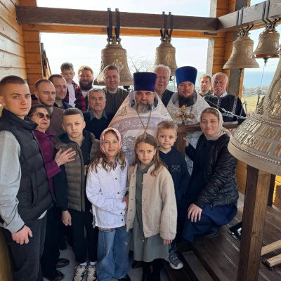 На приходе храма в честь Феодоровской иконы Божией Матери хутора Бетта состоялось освящение колоколов