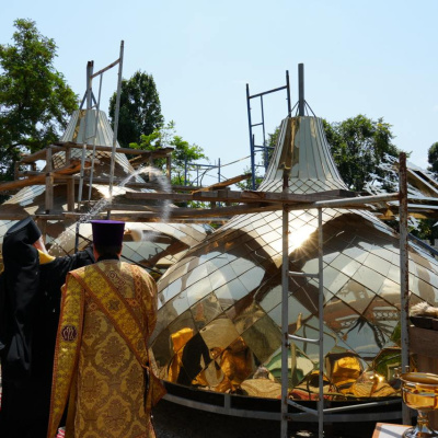 Епископ Новороссийский и Геленджикский Сергий совершил освящение крестов и куполов Свято-Троицкого храма города Новороссийска