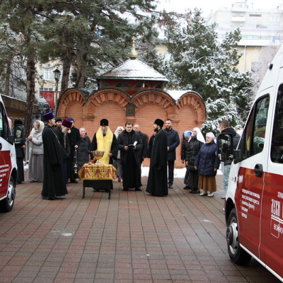 Митрополит Екатеринодарский и Кубанский Василий совершил чин освящения автобуса для социального проекта «Маршрут милосердия»