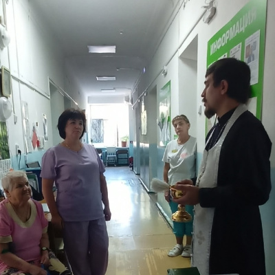 Священнослужитель и прихожане храма в честь святого великомученика Георгия Победоносца ст. Варениковской посетили паллиативное отделение