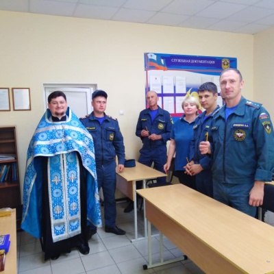 Священник посетил Крымский пожарно-спасательный центр МЧС. 