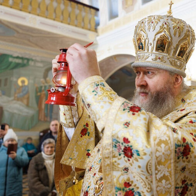 В кафедральном соборе Луганска встретили Вифлеемский огонь