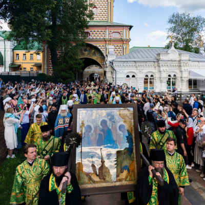 Принесение в Свято-Троицкую Сергиеву Лавру образа Святой и Живоначальной Троицы, написанного прп. Андреем Рублевым
