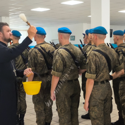 В Новороссийске священнослужитель благословил новобранцев весенне-летнего призыва на несение воинской службы