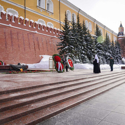 В День защитника Отечества Святейший Патриарх Кирилл возложил венок к могиле Неизвестного солдата у стен Московского Кремля (2026)
