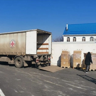 Международный комитет Красного Креста передал Патриаршей гуманитарной миссии партию емкостей для воды