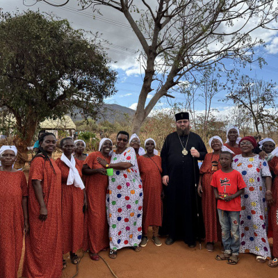 Митрополит Каирский Константин подарил приходу в Кении икону Воскресения Христова