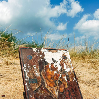 Волонтеры, убирающие мазут с побережья Черного моря, нашли икону Богородицы