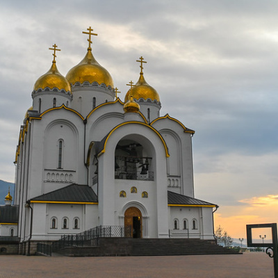 БОЖЕСТВЕННАЯ ЛИТУРГИЯ В НИЖНЕМ ХРАМЕ В ЧЕСТЬ СВЯТИТЕЛЯ ИОАННА ЗЛАТОУСТОГО