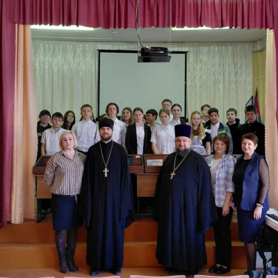 В храмах Екатеринодарской епархии начала работу передвижная выставка, организованная церковно-историческим кабинетом семинарии