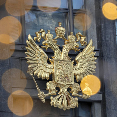 Законопроект, закрепляющий наличие крестов на гербе России, принят Госдумой в I чтении