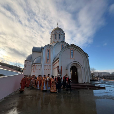 ЕПИСКОП СЕРГИЙ СОВЕРШИЛ ВЕЛИКОЕ ОСВЯЩЕНИЕ ПРЕСТОЛА ХРАМА В ЧЕСТЬ СВЯТОЙ ВЕЛИКОМУЧЕНИЦЫ ВАРВАРЫ С. ВАРВАРОВКА И ВОЗГЛАВИЛ БОЖЕСТВЕННУЮ ЛИТУРГИЮ