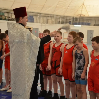 В Темрюке священнослужитель принял участие в открытии турнира по греко-римской борьбе