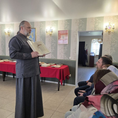 В храме свт. Спиридона Тримифунтского ст. Северской прошла выставка-лекторий факсимильных копий старинных рукописных изданий