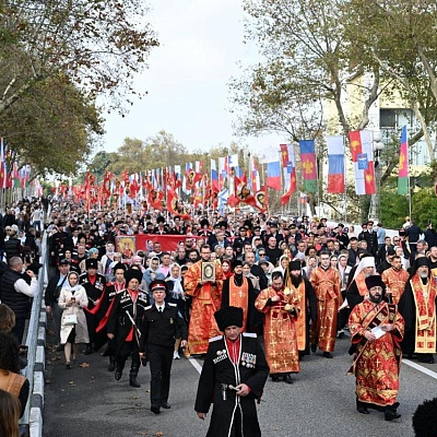 Митрополит Екатеринодарский и Кубанский Василий возглавил общеепархиальный Крестный ход в Сочи