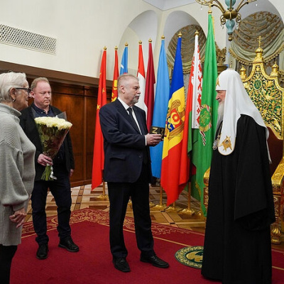 Святейшему Патриарху Кириллу передана награда лауреата просветительской премии «Знание» за программу «Слово пастыря»