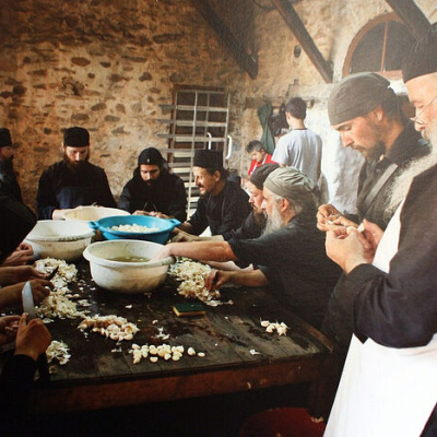 О фальшивом христианстве и о том, как миро потекло вверх