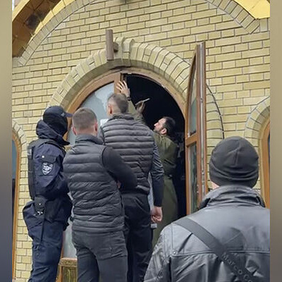 Рейдеры «ПЦУ» совместно с представителями властей захватили Андреевский храм в Черкассах
