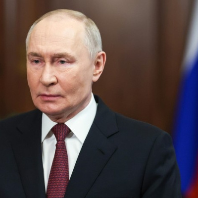 Путин поздравил россиян с Днем защитника Отечества