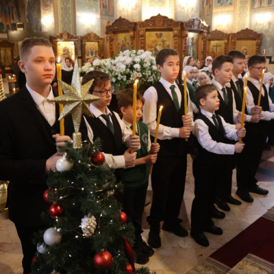 Ученики Русской Православной школы приняли участие в Божественной литургии в день памяти преподобного Серафима Саровского
