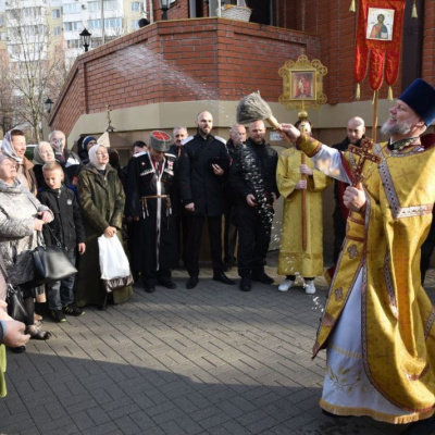 В храме великомученика Димитрия Солунского состоялась Божественная литургия и крестный ход