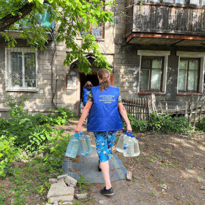 Православные добровольцы доставляют питьевую воду нуждающимся жителям Донецка