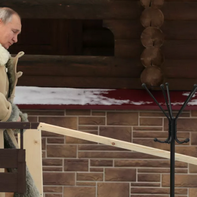 Владимир Путин трижды окунулся в купель в праздник Крещения Господня