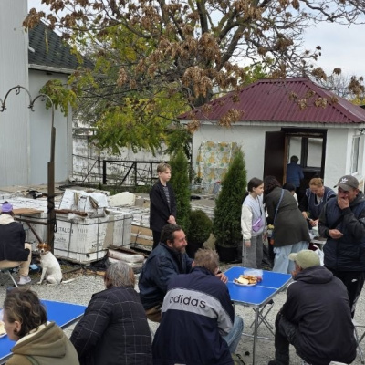 На территории Свято-Пантелеимоновского храма г. Новороссийска прошла очередная благотворительная трапеза для нуждающихся