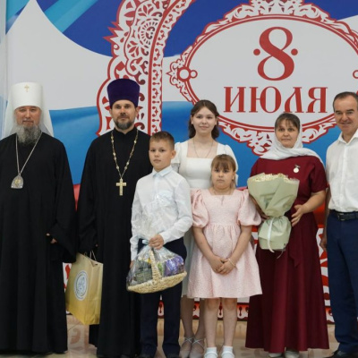 Митрополит Василий поздравил с Днем семьи, любви и верности многодетные семьи Кубани
