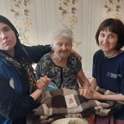 Добровольцы Патриаршей гуманитарной миссии поздравили ветеранов и детей войны на Донбассе с Днем Победы