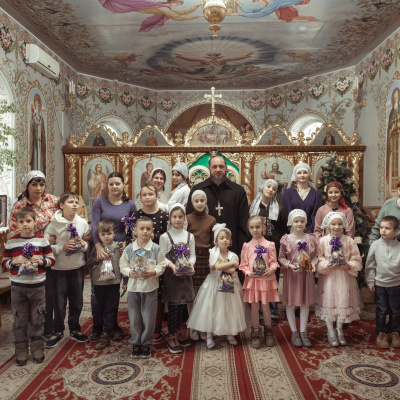 Приход Свято-Успенского храма г. Славянска-на-Кубани поздравил с Рождеством Христовым особенных детей из реабилитационного центра