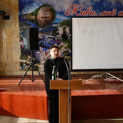 В Горячем Ключе священник выступил на круглом столе по профилактике сквернословия среди молодежи