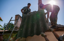 «Построил 15 крыш, так и научился»: кому помогают волонтеры-строители в Мариуполе, и почему людям все еще нужна помощь