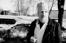 «Ты бездомных любишь больше, чем людей». Почти 30 лет врач-священник лечит, спасает, крестит и жалеет бездомных Петербурга