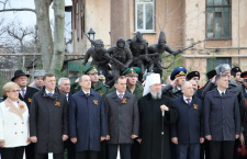 Митрополит Василий принял участие в открытии памятника Героям России