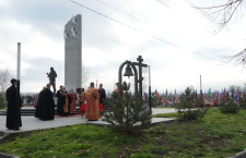 В Анапе архипастырь возглавил чин освящения Креста и кампана, заупокойную литию на мемориале в честь героев-земляков, погибших в ходе проведения СВО