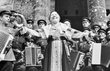 Пела на руинах Рейхстага, прошла лагеря и вернулась на сцену: невероятная судьба Руслановой