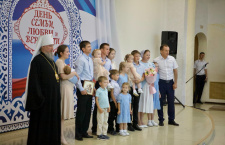 Митрополит Екатеринодарский и Кубанский Василий принял участие в награждении многодетных семей