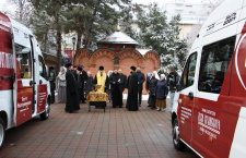 Митрополит Екатеринодарский и Кубанский Василий совершил чин освящения автобуса для социального проекта «Маршрут милосердия»